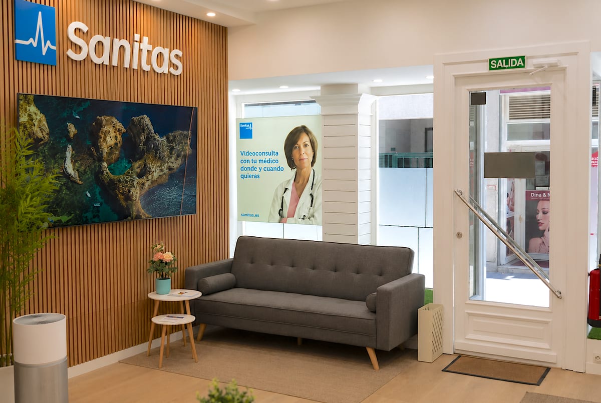 Wartebereich im Sanitas-Büro Majadahonda, mit dem Sanitas-Schriftzug auf Holz