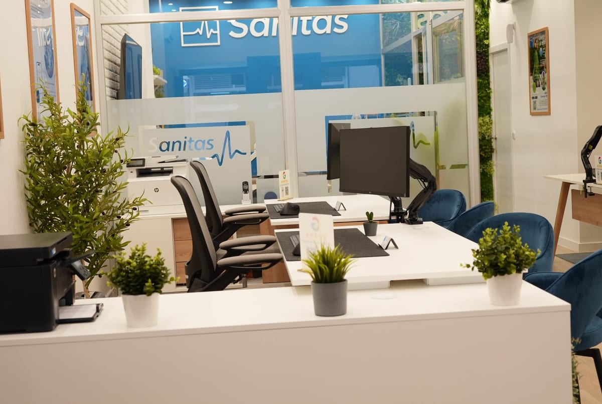 Informe médico y documentación sobre una mesa de la oficina Sanitas de Majadahonda