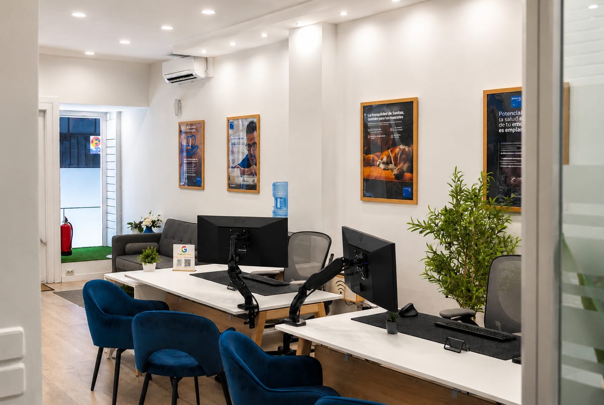 Beratungsplätze im Sanitas-Büro Majadahonda, von denen aus wir per Telefon und Videoanruf betreuen