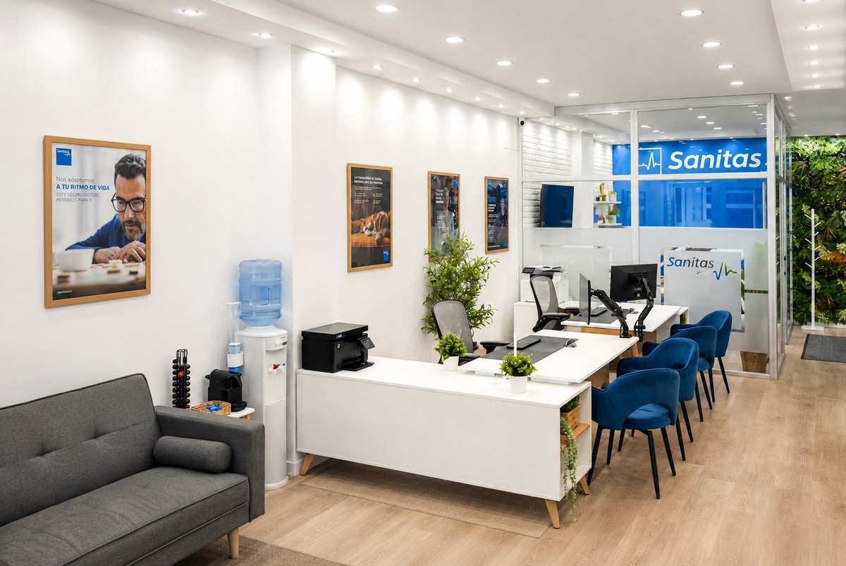 Intérieur du bureau Sanitas de Majadahonda : accueil et postes de conseil