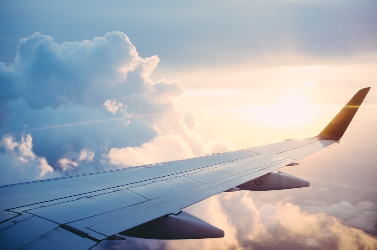 Avión despegando al atardecer — Seguro para Estudiantes Internacionales
